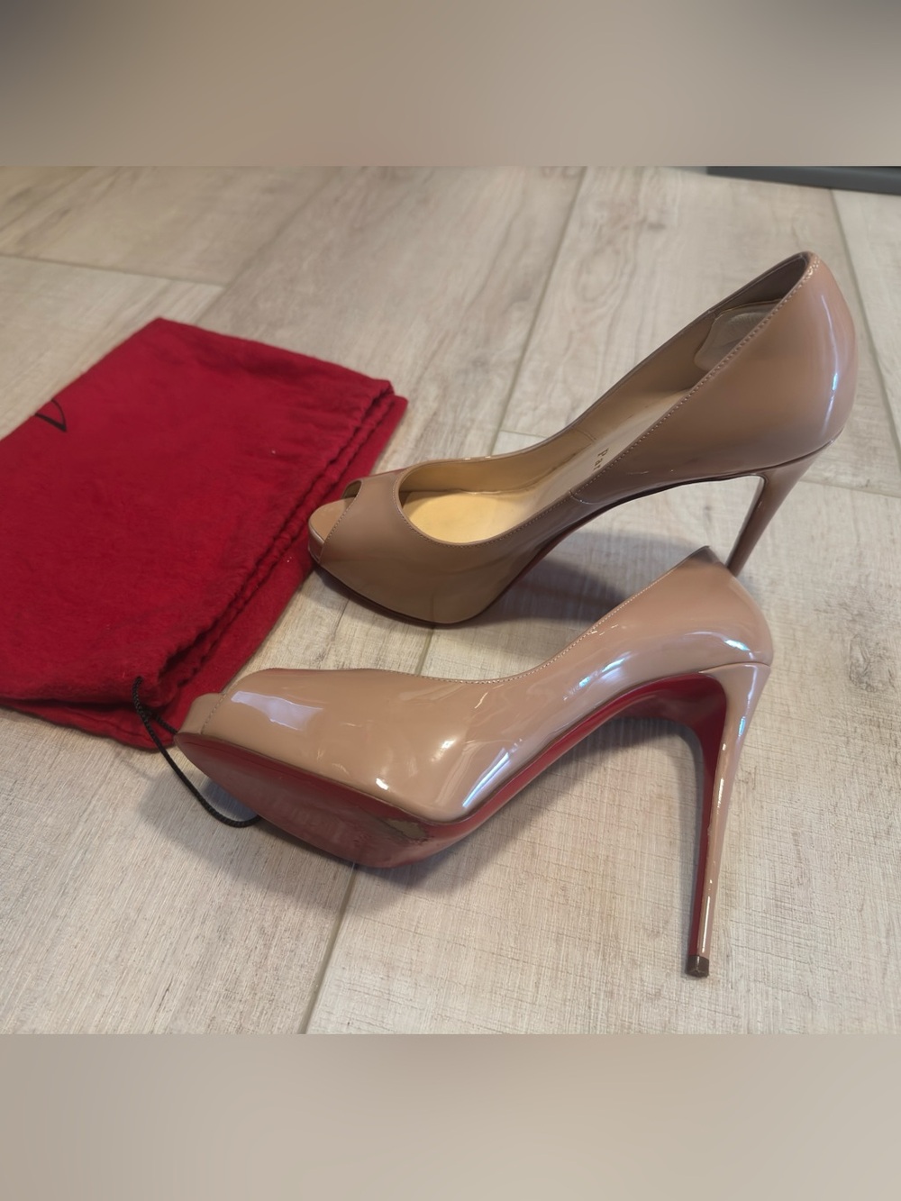 Christian Louboutin NEW VERY PRIVE NUDE Patent Pumps Size:38/Excellent Condition